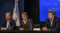  El titular de Finanzas, Luis Caputo, junto al Jefe de Gabinete del Ministerio de Finanzas, Pablo Quirno, y el Secretario de Finanzas, Santiago Bausili