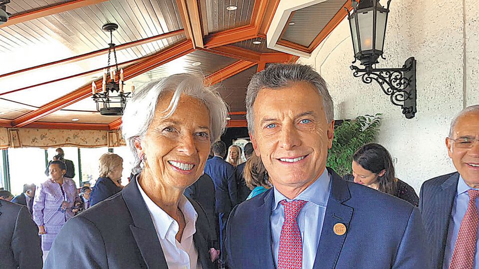 Informal. La titular del FMI, Christine Lagarde, y Mauricio Macri ayer en la reunión del G7 en Canadá, primera foto después del préstamo.