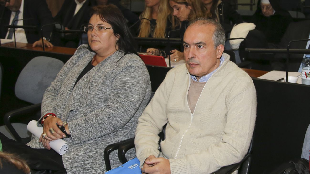 José López junto a su abogada, Pamela Bisserier.