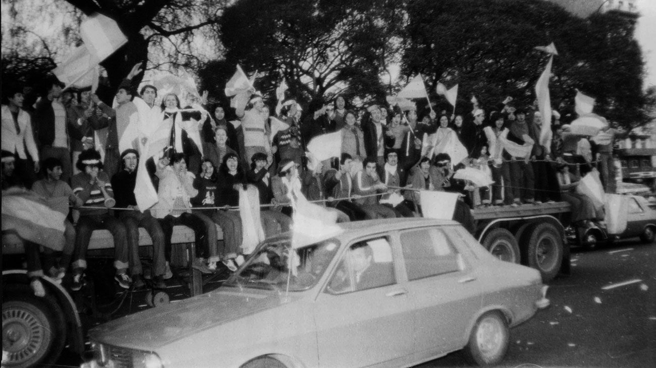 Festejos populares por el campeonato en las calles de las ciudades argentinas. Se vivía en estado de sitio y ya había miles de desaparecidos. Foto del Archivo General de la Nación.