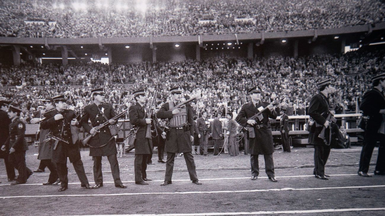 La policía federal, armas en mano, en el campo de juego. Detrás las tribunas del estadio Monumental repletas de público. Fotografía publicada en el libro Voetbal in een vuile oorlog (Futbol en una guerra sucia).