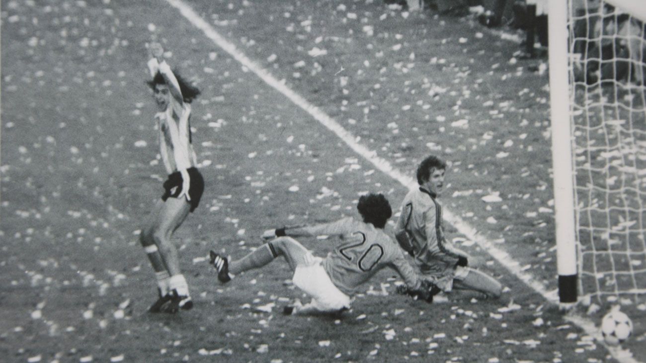 Mario Kempes festeja durante la final frente a Holanda. Fotografía del Archivo General de la Nación.