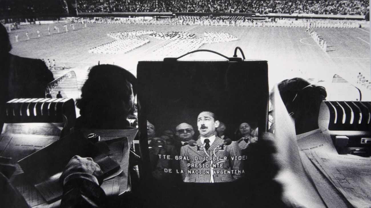 Vista de la inauguración de la copa del mundo 1978 desde la cabina de transmisión del estadio de River Plate. Fotografía publicada en el libro Voetbal in een vuile oorlog (Futbol en una guerra sucia).