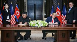 El presidente de EE.UU., Donald Trump, y el líder norcoreano, Kim Jong-un, al firmar el documento.