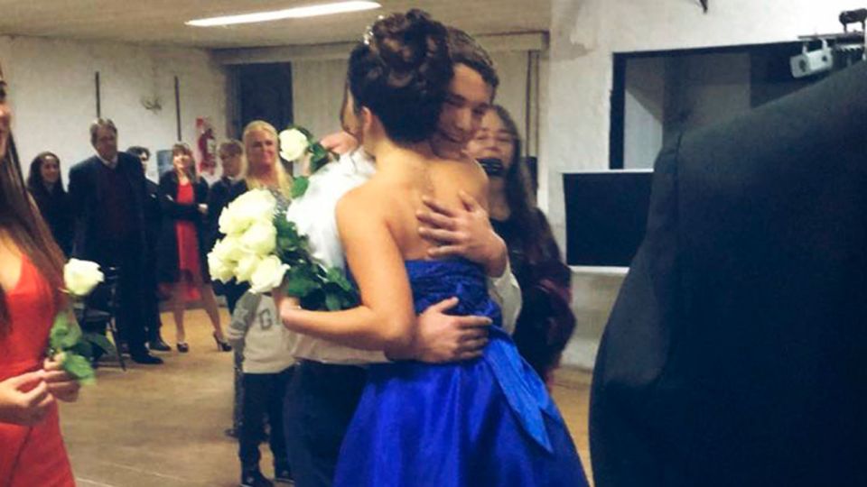 Sus amigas la dejaron plantada en su fiesta de 15