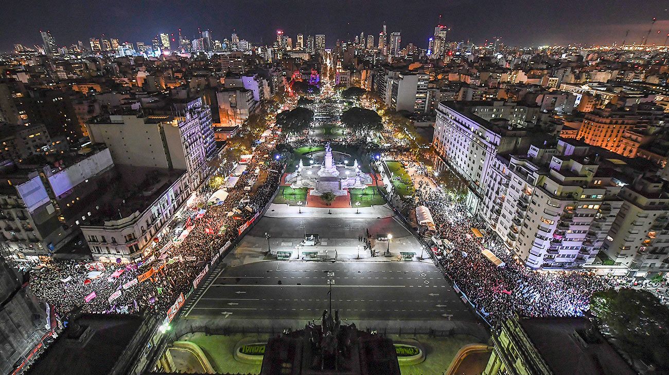 Vista nocturna plaza congreso a la izquierda se encuentra los que están a favor de la ley y a la derecha se los que se manifiestan contra ella.