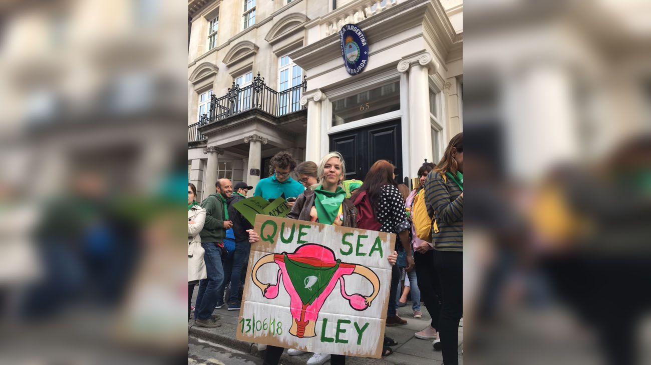 Hoy por la tarde en el frente de la Embajada Argentina en Londres 