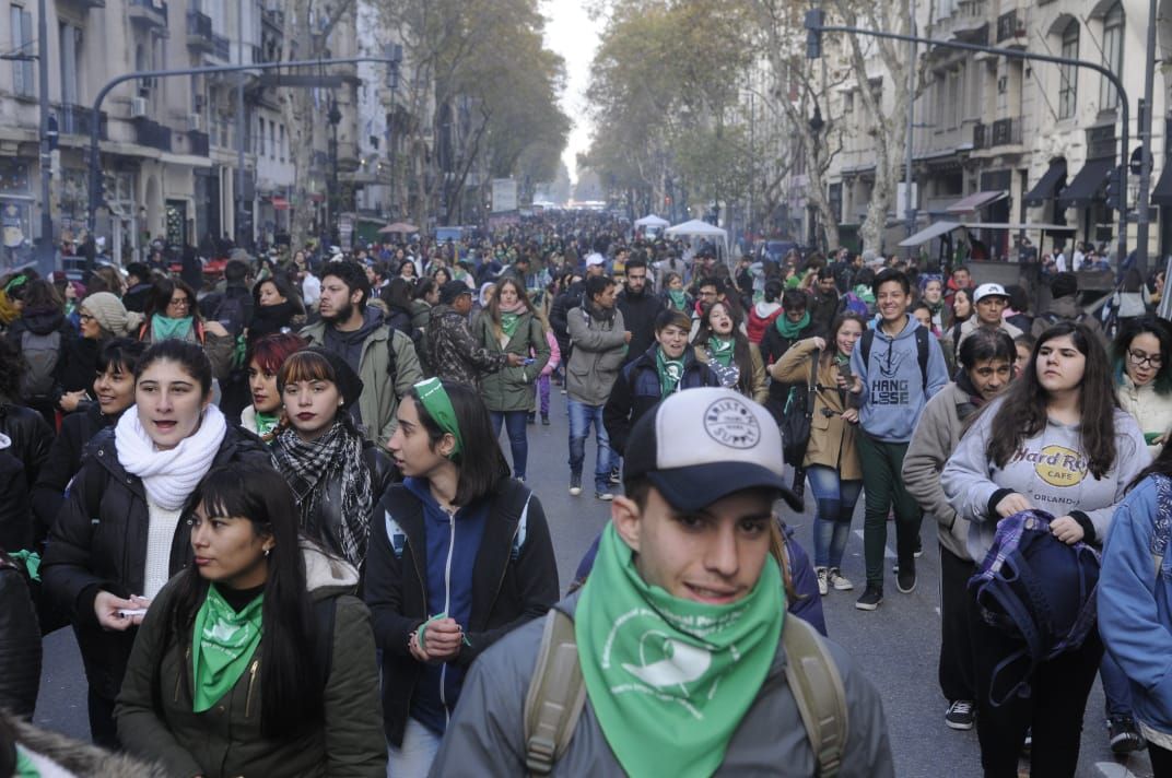 Movilizaciones masivas tanto de sectores a favor como en contra del proyecto sobre la despenalización del Aborto.