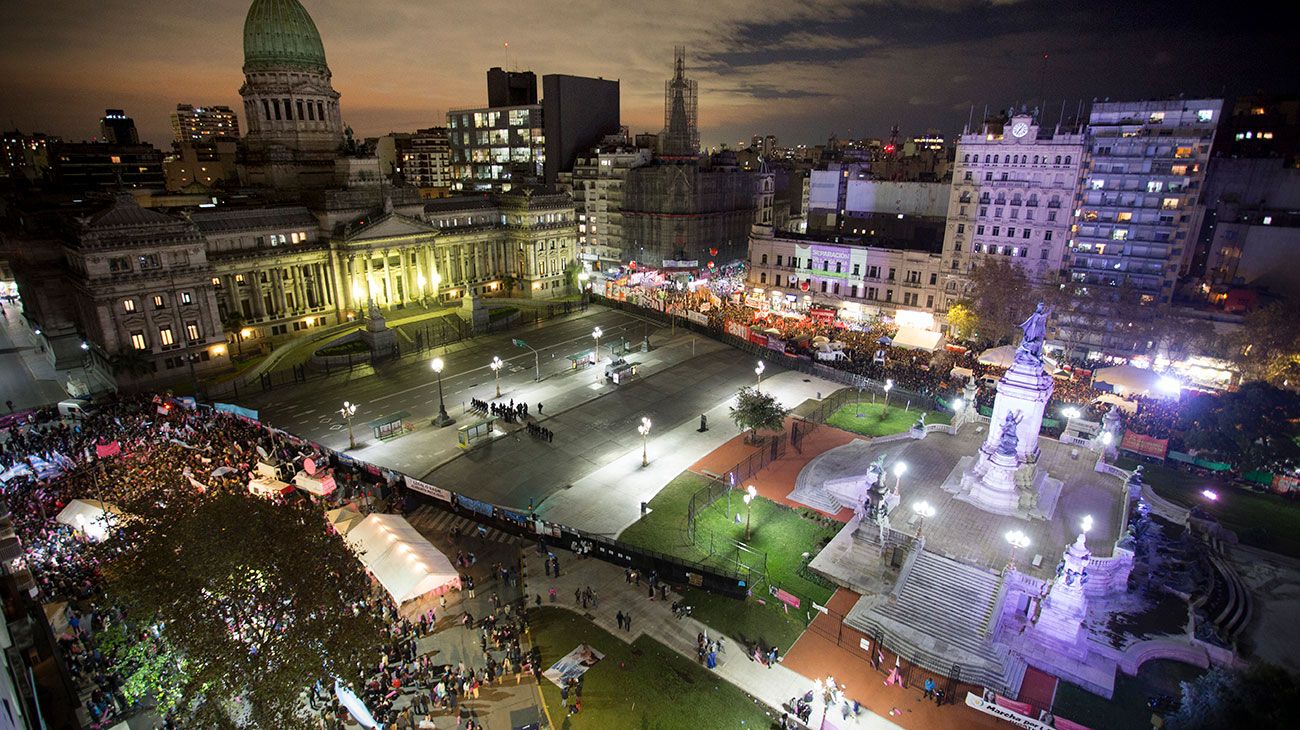 Grupos a favor y en contra de la despenalizacion del aborto se reunen frente al congreso.