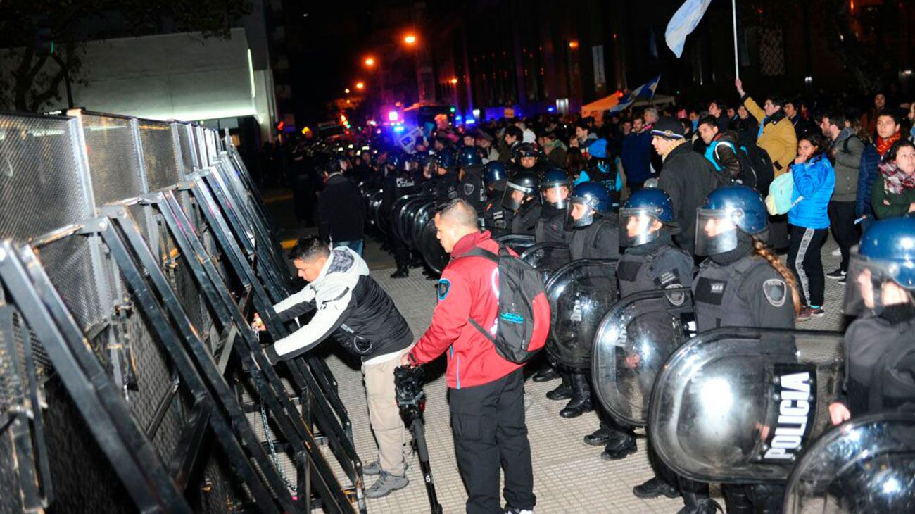 Marchas en el Congreso mientras se debate la legalización del aborto.