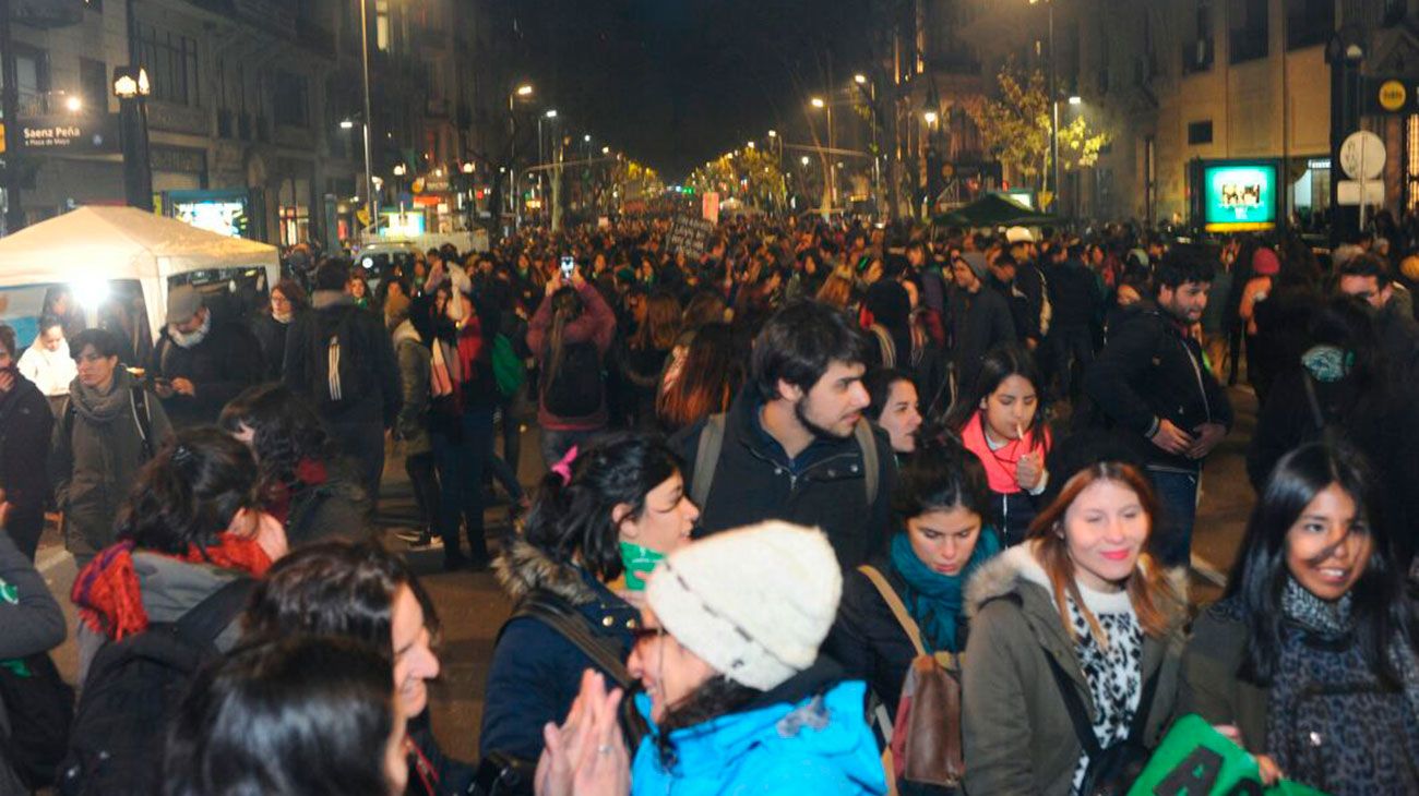 Grupos a favor y en contra de la despenalizacion del aborto se reunen frente al congreso.