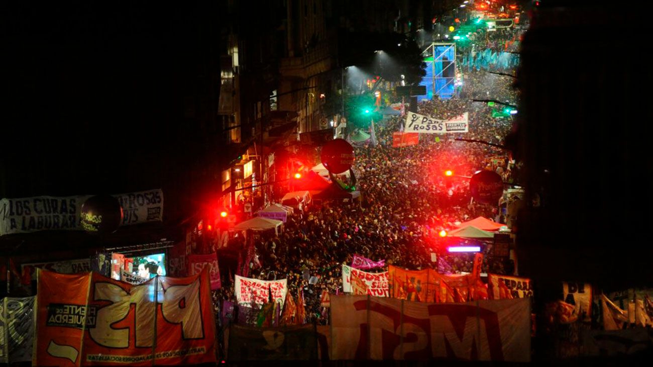 Grupos a favor y en contra de la despenalizacion del aborto se reunen frente al congreso.