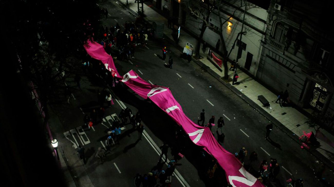 Grupos a favor y en contra de la despenalizacion del aborto se reunen frente al congreso.