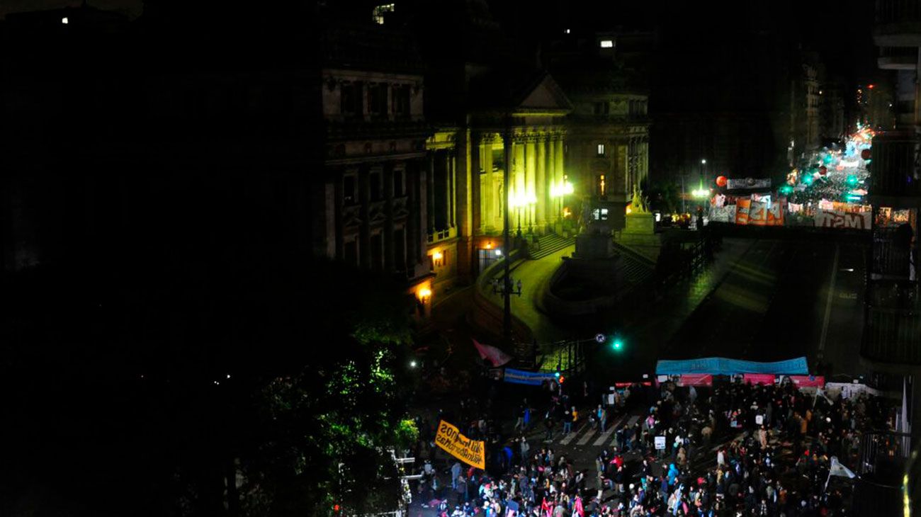 Grupos a favor y en contra de la despenalizacion del aborto se reunen frente al congreso.