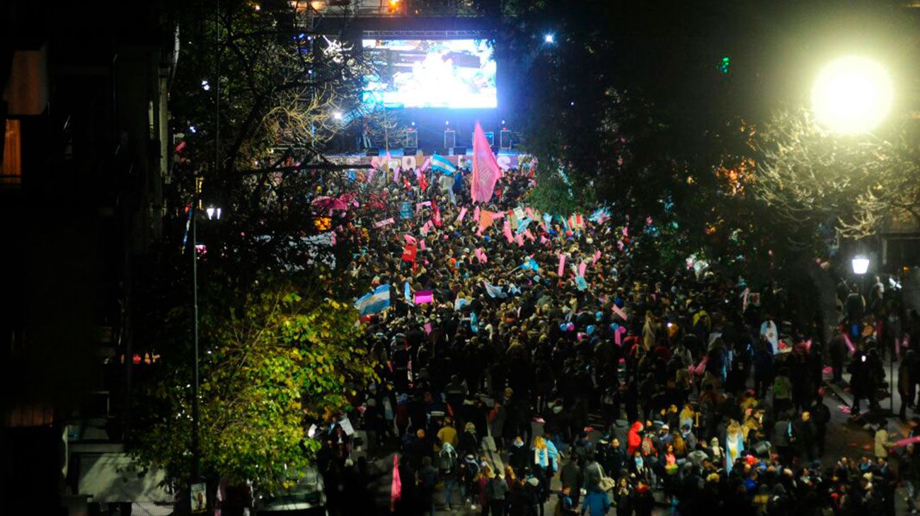 Grupos a favor y en contra de la despenalizacion del aborto se reunen frente al congreso.