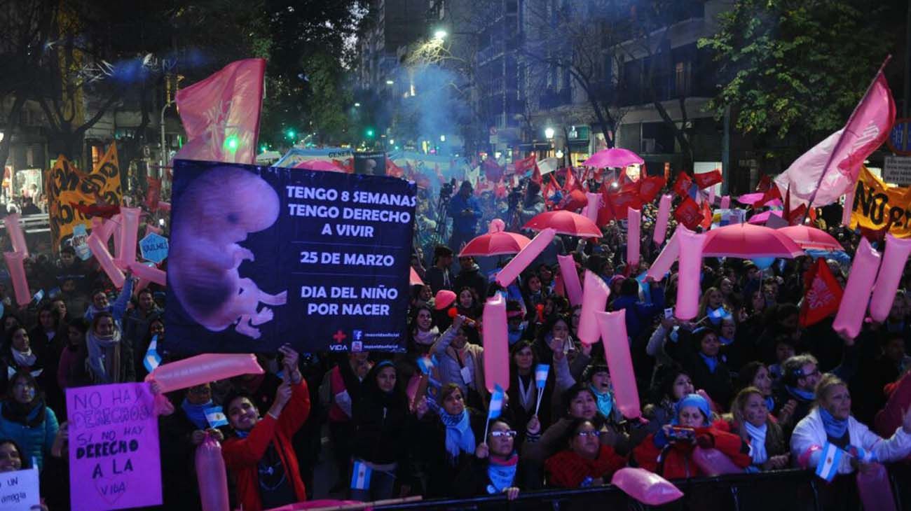 Marchas en el Congreso mientras se debate la legalización del aborto. 