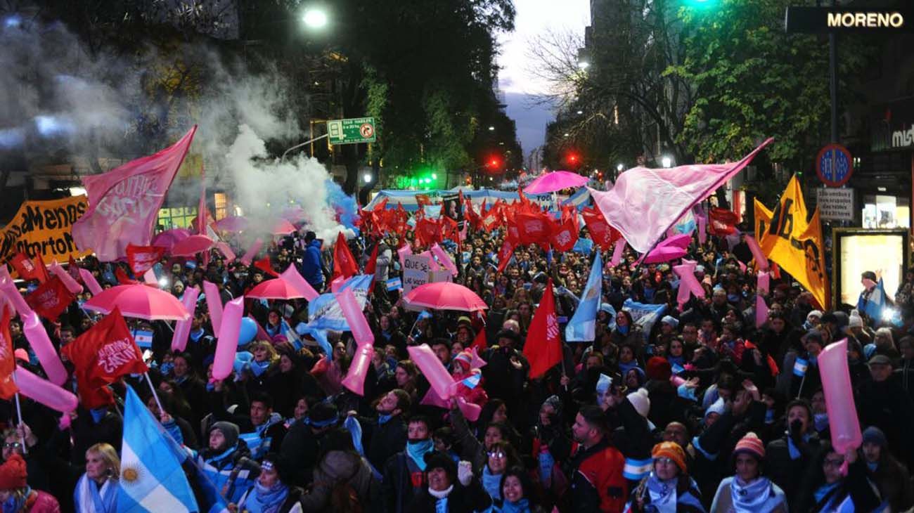 Marchas en el Congreso mientras se debate la legalización del aborto. 