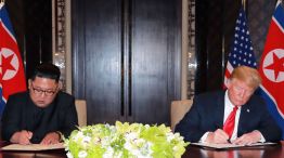 Kim y Trump firmando el documento final en Singapur.