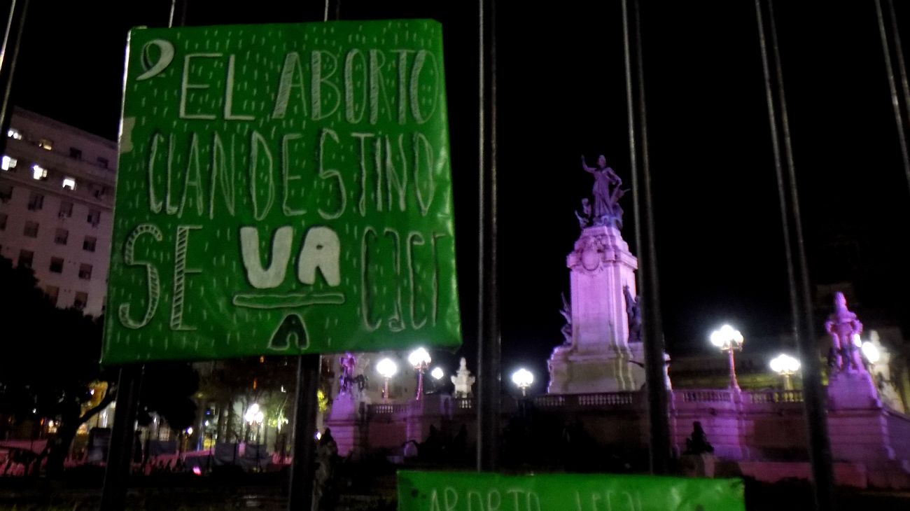 Frente al Congreso, en una fría y gris jornada, se levantaron pañuelos celestes y verdes a la espera de una decisión histórica de sus diputados.