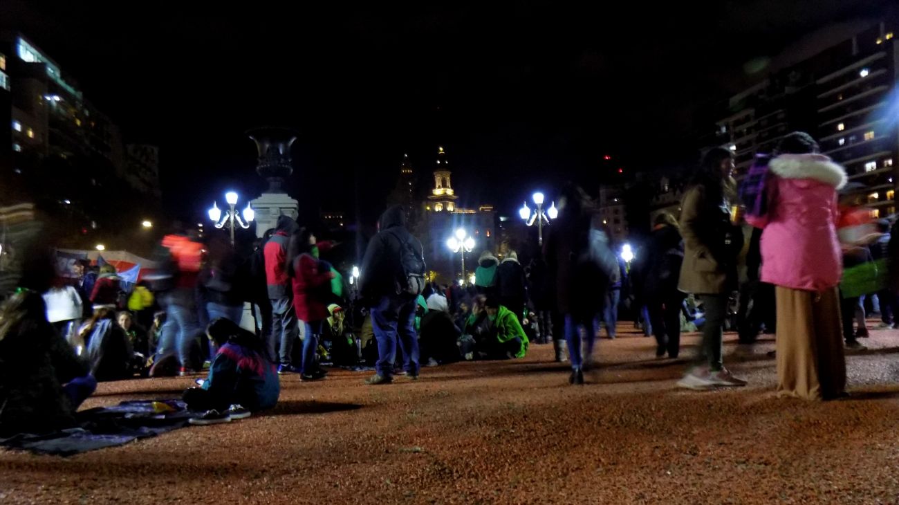 Frente al Congreso, en una fría y gris jornada, se levantaron pañuelos celestes y verdes a la espera de una decisión histórica de sus diputados.