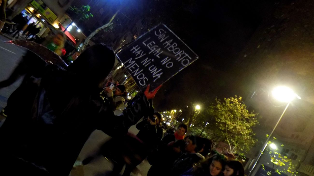 Frente al Congreso, en una fría y gris jornada, se levantaron pañuelos celestes y verdes a la espera de una decisión histórica de sus diputados.