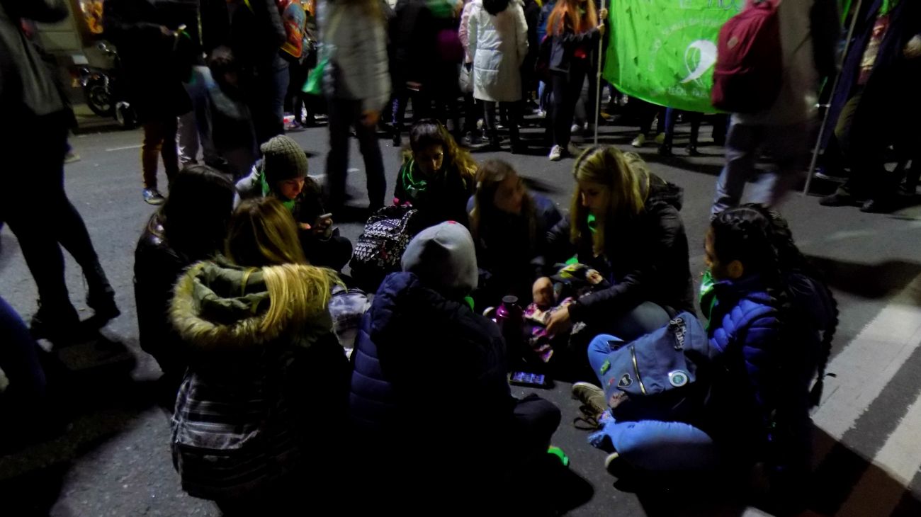 Frente al Congreso, en una fría y gris jornada, se levantaron pañuelos celestes y verdes a la espera de una decisión histórica de sus diputados.