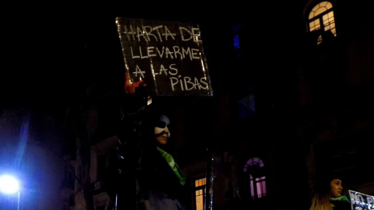 Frente al Congreso, en una fría y gris jornada, se levantaron pañuelos celestes y verdes a la espera de una decisión histórica de sus diputados.