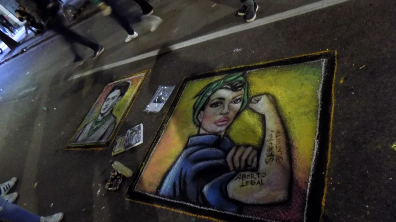 Frente al Congreso, en una fría y gris jornada, se levantaron pañuelos celestes y verdes a la espera de una decisión histórica de sus diputados.