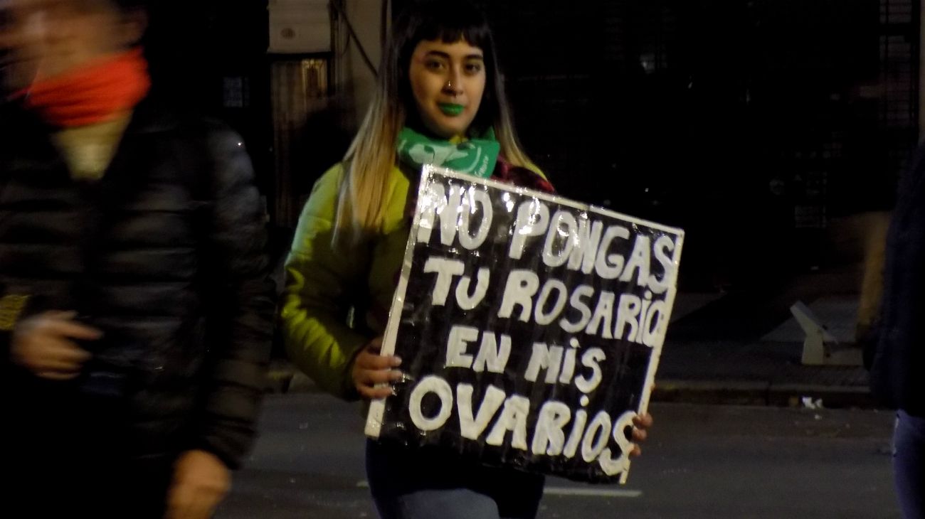 Frente al Congreso, en una fría y gris jornada, se levantaron pañuelos celestes y verdes a la espera de una decisión histórica de sus diputados.