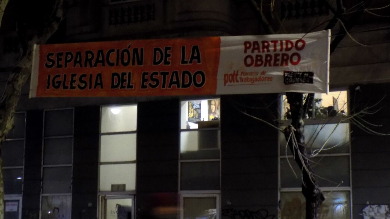 Frente al Congreso, en una fría y gris jornada, se levantaron pañuelos celestes y verdes a la espera de una decisión histórica de sus diputados.