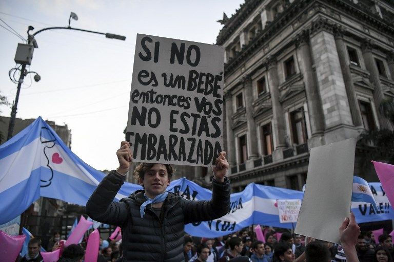 Frente al Congreso Nacional, de un lado y otro de las vallas metálicas, en una noche fría, se levantaron pañuelos verdes a la espera de una decisión histórica de los diputados.