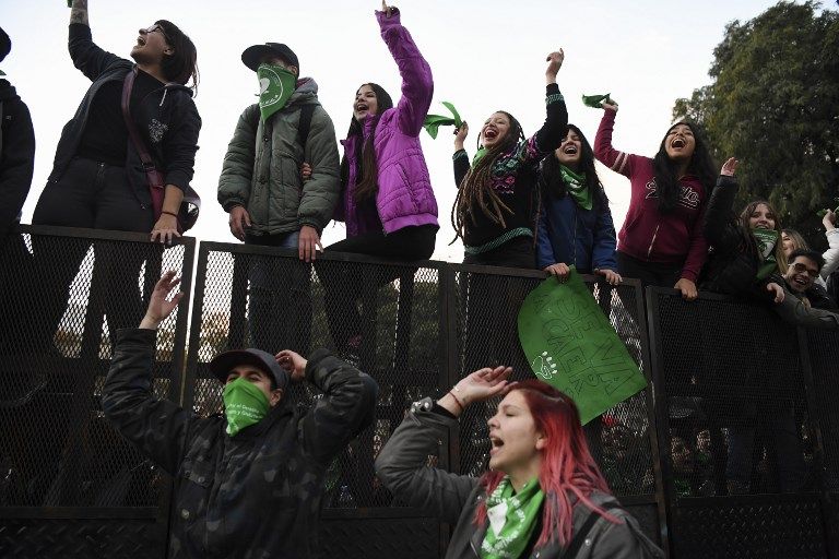 Frente al Congreso Nacional, de un lado y otro de las vallas metálicas, en una noche fría, se levantaron pañuelos verdes a la espera de una decisión histórica de los diputados.