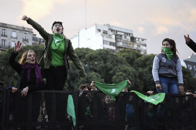 Frente al Congreso Nacional, de un lado y otro de las vallas metálicas, en una noche fría, se levantaron pañuelos verdes a la espera de una decisión histórica de los diputados.