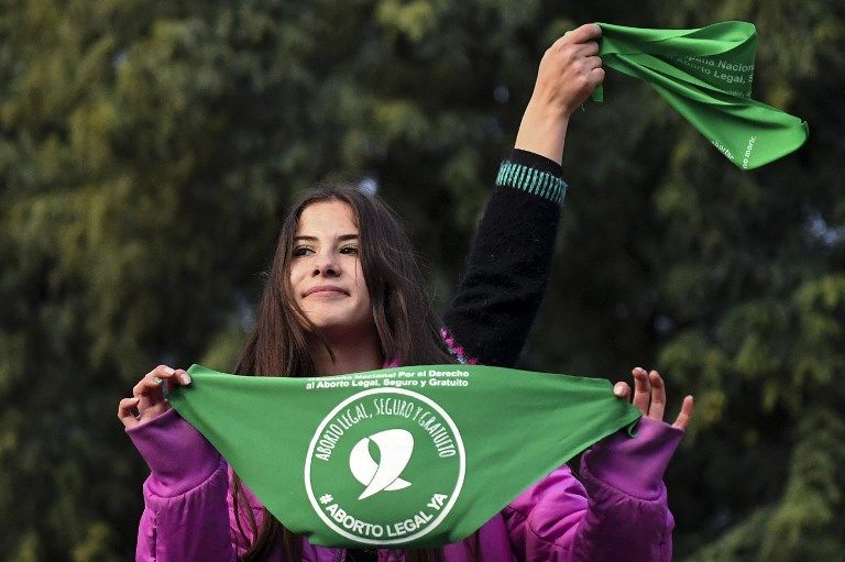 Frente al Congreso Nacional, de un lado y otro de las vallas metálicas, en una noche fría, se levantaron pañuelos verdes a la espera de una decisión histórica de los diputados.