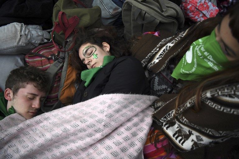 Frente al Congreso Nacional, de un lado y otro de las vallas metálicas, en una noche fría, se levantaron pañuelos verdes a la espera de una decisión histórica de los diputados.