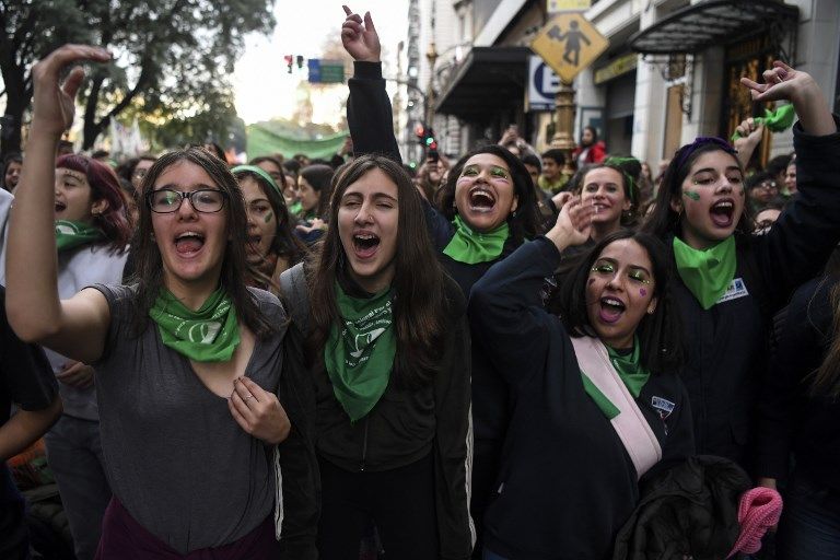 Frente al Congreso Nacional, de un lado y otro de las vallas metálicas, en una noche fría, se levantaron pañuelos verdes a la espera de una decisión histórica de los diputados.