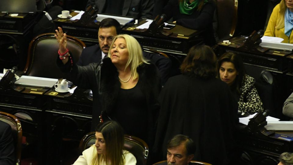 Luego de casi 24 horas de una histórica sesión, la Cámara de Diputados le dio media sanción al proyecto de legalización del aborto. La diputada Elisa Carrió en el recinto