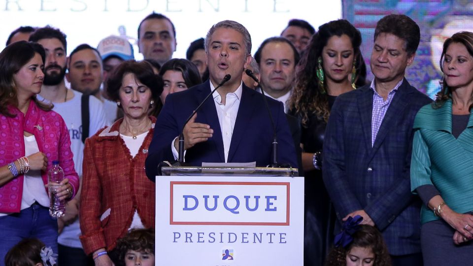 El presidente electo de Colombia, Iván Duque, dijo tras imponerse en la segunda vuelta de las elecciones que el acuerdo de paz con la ex guerrilla de las FARC requiere "correcciones", al tiempo que llamó a los colombiamos a la unión y la reconciliación.