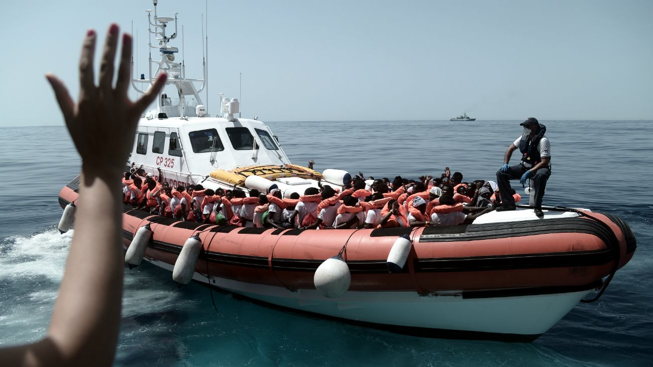 Tras varios días de disputas y cuando la comida y el agua potable comenzaban a escasear en el barco, España se ofreció a recibir a los inmigrantes con un plan llamado “Operación Esperanza Mediterránea”. 