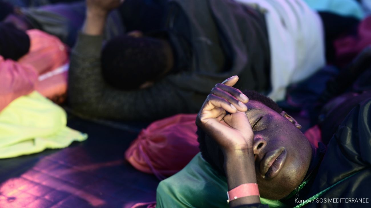 Tras varios días de disputas y cuando la comida y el agua potable comenzaban a escasear en el barco, España se ofreció a recibir a los inmigrantes con un plan llamado “Operación Esperanza Mediterránea”. 