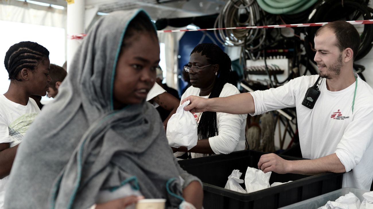 Tras varios días de disputas y cuando la comida y el agua potable comenzaban a escasear en el barco, España se ofreció a recibir a los inmigrantes con un plan llamado “Operación Esperanza Mediterránea”. 