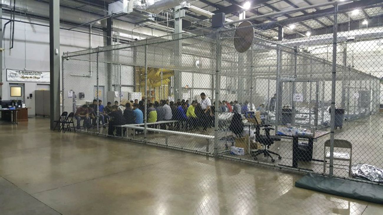 Imagen del interio del centro de detención de migrantes de McAllen, EEUU. Allí se mantienen detenidas personas que cruzan ilegalmente la frontera. 