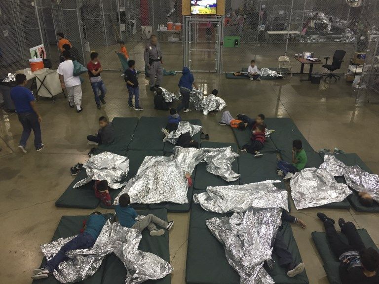 Imagen del interio del centro de detención de migrantes de McAllen, EEUU. Allí se mantienen detenidas personas que cruzan ilegalmente la frontera. 