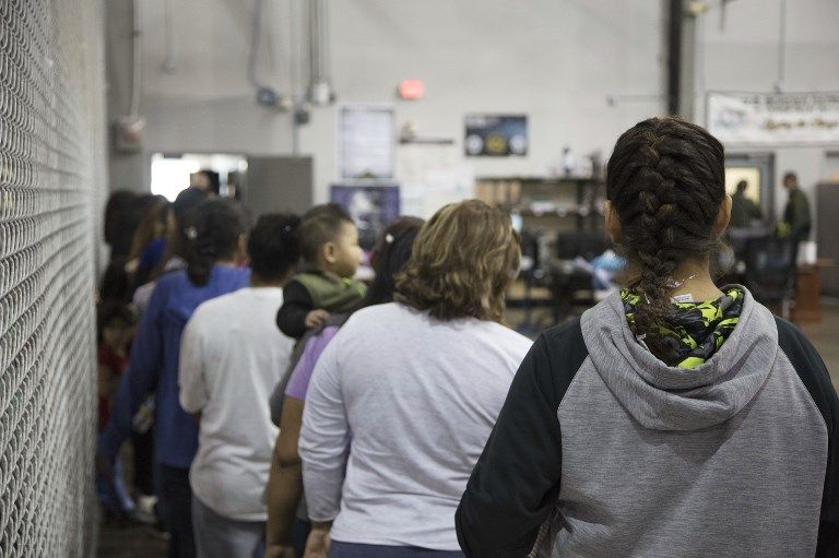 Imagen del interio del centro de detención de migrantes de McAllen, EEUU. Allí se mantienen detenidas personas que cruzan ilegalmente la frontera. 