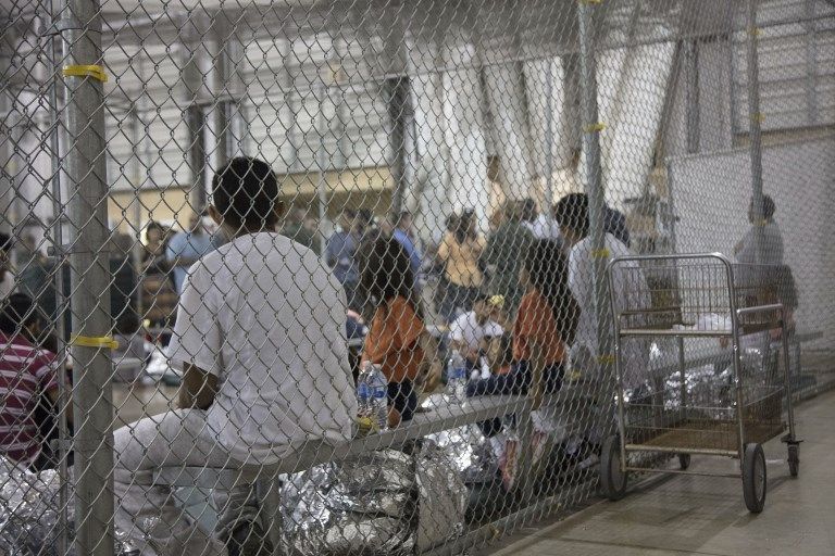 Imagen del interio del centro de detención de migrantes de McAllen, EEUU. Allí se mantienen detenidas personas que cruzan ilegalmente la frontera. 