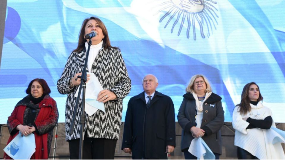 La intendenta de Rosario, Mónica Fein, durante el acto de promesa a la bandera realizado el lunes en esa ciudad santafecina.