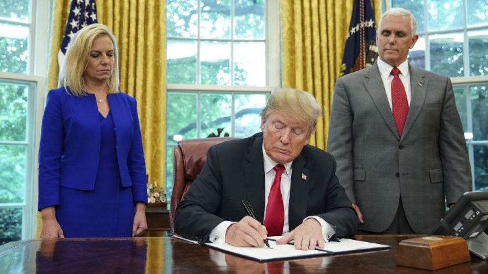 Trump firma el decreto sobre las familias de inmigrantes en la Casa Blanca.