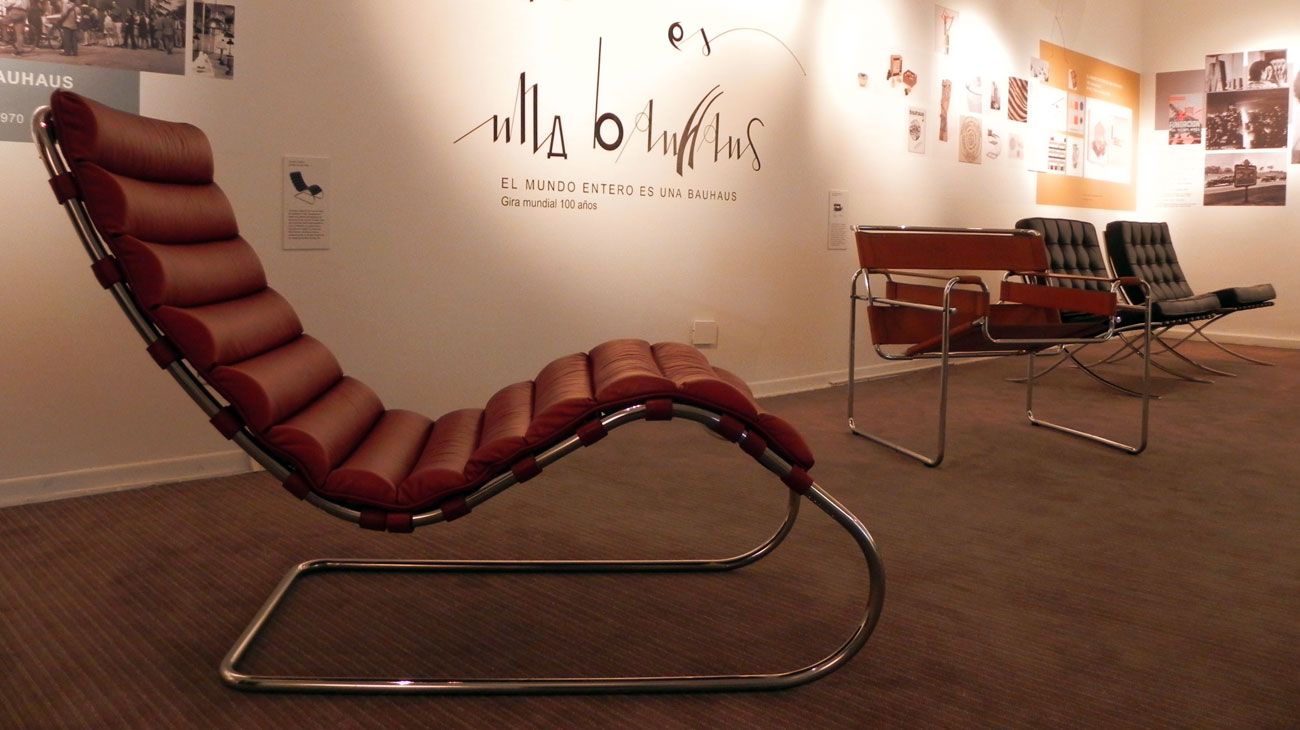 La Chaise Longue de Mies Van Der Rohe, diseñada en 1930. Detrás la silla Wassily, diseñada por Marcel Breuer en 1925 y la silla Barcelona, de Van der Rohe. El acero, novedoso aporte de la Bauhaus en el diseño de mobiliario. 