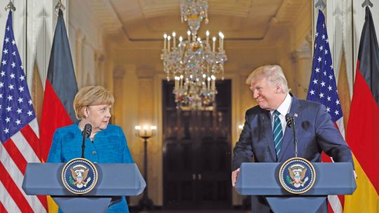 Proteccionismo. Las políticas de Trump lo enfrentan con aliados como Merkel.