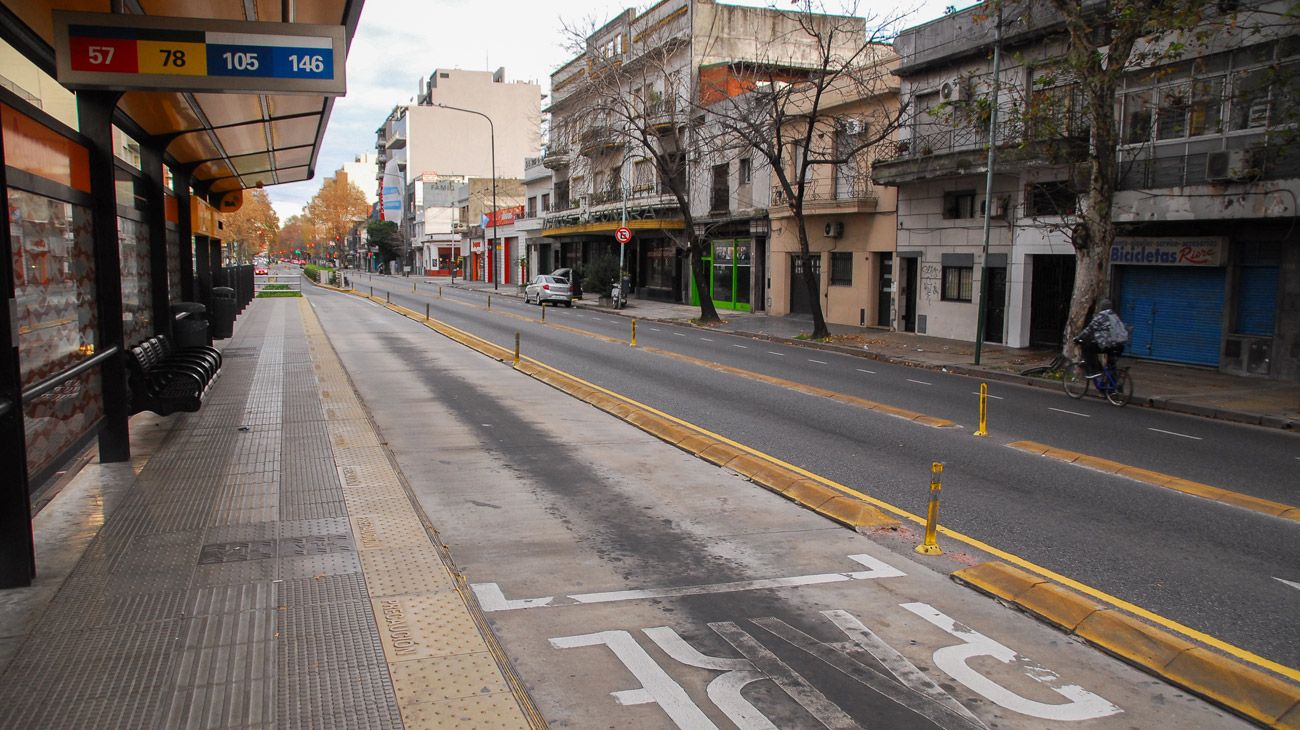 Estaciones de servicios y calles vacías . 